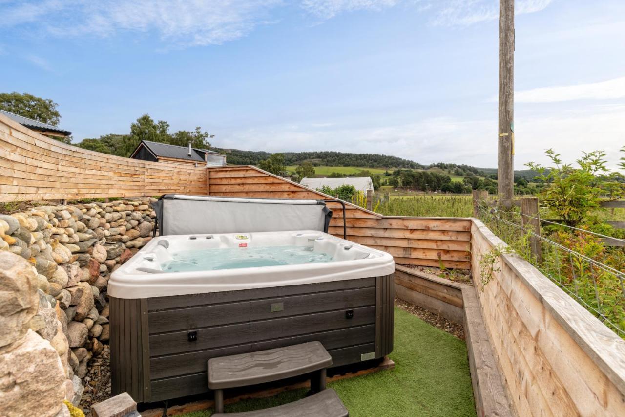 Enchanting Tiny House With Wood Burner And Hot Tub In Cairngorms Ballater Exterior photo